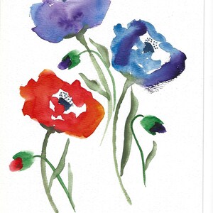 Puede incluir: Pintura de acuarela de tres flores, una roja, una azul y una morada. Las flores est&aacute;n pintadas en un estilo suelto y abstracto.