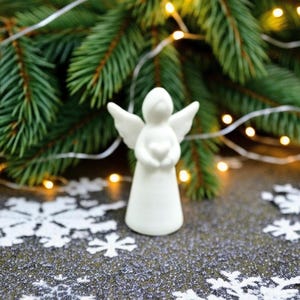 Figurine En Céramique Blanche De L'illustration De L'ange · Photo gratuite Figurine En Céramique Blanche De L'illustration De L'ange · Photo gratuite