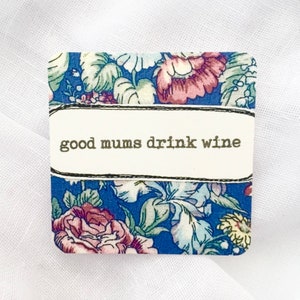 cartão de afirmação. boas mães bebem vinho