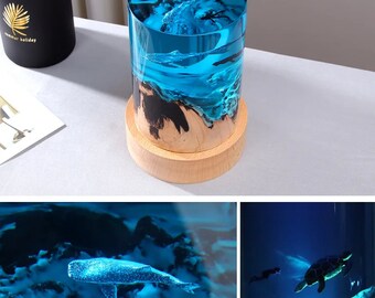 Scuba Glow Oceanic Lamp : une lampe en résine époxy captivante avec des lumières LED, avec des plongeurs/tortues et des baleines pour une décoration d'intérieur créative