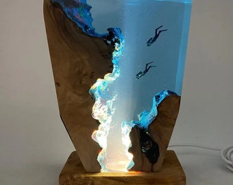 Marine Majestät: Eine maßgeschneiderte Harzlampe mit majestätischen Meeresbewohnern geschmückt, ein personalisiertes Wunderwerk für die Raumdekoration
