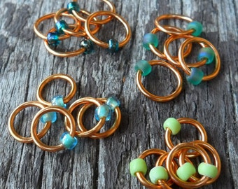 Marqueurs de point tricot gratuits pendants, fil de cuivre vert mélangé, quatre tailles différentes, vingt marqueurs