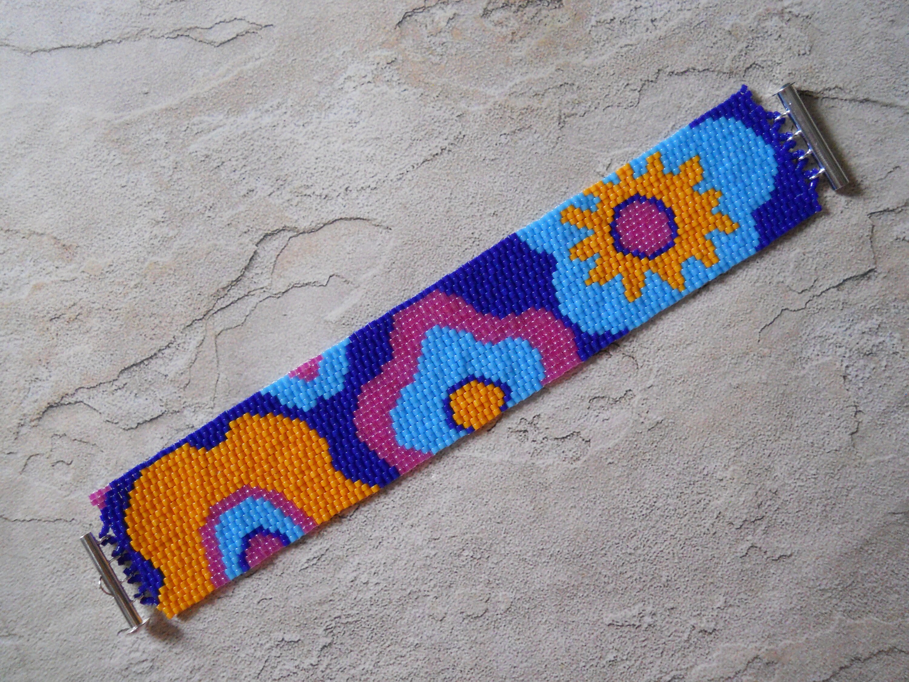 Bracelet Vintage Hippie Flower Power Années 70 - Étain Et Verre Cabochon Fleur - Fermoir Mousqueton - Occasion