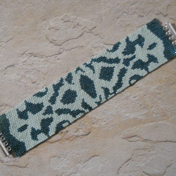 Bracelet: Green Arabesque Motif, Peyote Stitch, Magnetic Tube Clasp