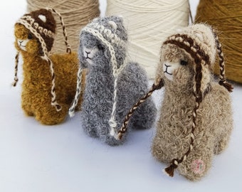 Esculturas de alpaca de fieltro de aguja de 3,5 IN con animales de fieltro de Chullo a mano en fibra de alpaca de Perú