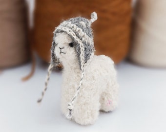 Esculturas de Alpaca de 9 cm en Fieltro con Aguja y Chullo Gris Animales Fieltrados a Mano en Fibra de Alpaca Blanca
