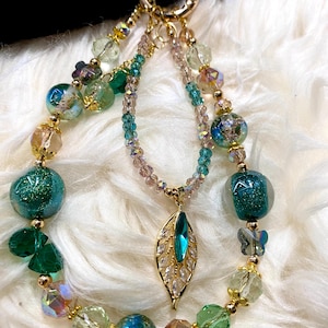 Forest Dream Phone Charm – Beaded Strap with Emerald Leaf Pendant & Sparkling Green Glitter Beads | Handmade Nature-Inspired Phone Accessory