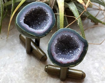 Manchetknopen met amethist en tabasco-geode. Klassiek paars kristallen cadeau voor hem, rustieke sieraden voor de bruidegom of bruidsjonkers. Perfect voor je vriend of vriend die van mineralen houdt.