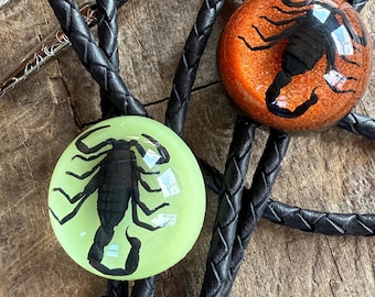 Echte schorpioen bolo tie, lichtgevend in het donker of rood. Insectenbolo, griezelige mode - Schorpioen cadeau voor mannen of vrouwen, gotisch formeel, Halloween.