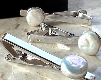 Slipsnål i äkta pärla. Slipsklämma i krämfärgad barockpärla, slipsnål i vit sötvattenspärla, herrbröllopsaccessoar, födelsesten i juni, 3-årsjubileum