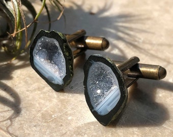 Boutons de manchette géode en agate, bleu-gris. Cadeau pour lui, cadeau pour mari, cadeau pour petit ami, anniversaire pour lui, géologue, lévrier. Géode druzy Tabasco