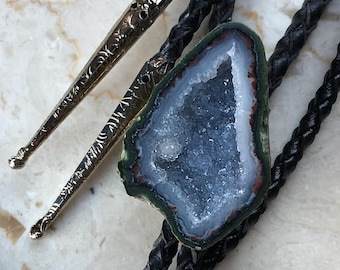 Krawat bolo z niebieskiego agatu. Druzy Tabasco Geode, naszyjnik z kamieniem lariat, moda kowbojska, ślub w kolorze niebieskim, styl południowo-zachodni dla mężczyzn.