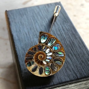 Iridescent Abalone Inlay Ammonite Lapel Pin, broszka z skamieniałością. Butonierka z kamienia, ślubna przypinka, ślub na plaży, muszla Nautilus, prezent dla taty