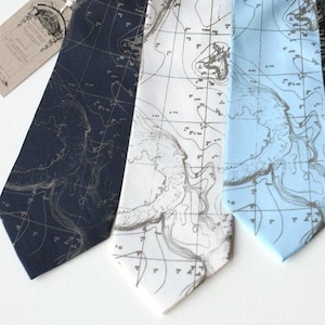 Krawatte mit Kartenmotiv. Topographische Karte, Konturkarte, Herrenkrawatte aus Seide. Maritimer Druck, Meeresboden. Kartograph, Geographiegeschenk, Mann, der reist