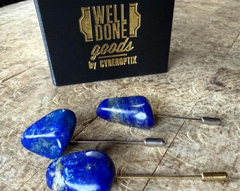 Lapis lazuli reversspeld, edelsteen speld. Gepolijste, onregelmatig gevormde blauwe steen, een alternatief voor een corsage, hoedspeld of accessoire voor het pak van de bruidegom.