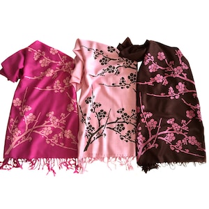Bufanda de flor de cerezo. Chal, chal o pareo de bambú. Bufanda de dama de honor con motivos japoneses. Pashmina floral serigrafiada. Rosa sobre magenta y más.
