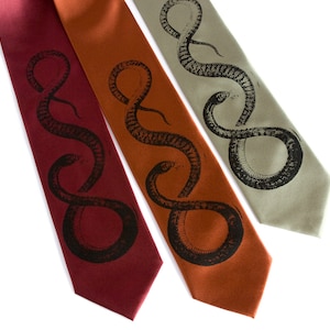 Gravata com estampa de cobra. Gravata masculina com estampa de cobra. Ideal para amantes de zoologia e herpetologia, donos de cobras, veterinários e entusiastas da história natural.