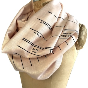 Foulard pour livres de bibliothèque. Foulard pour cartes de bibliothèque. Pashmina en lin imprimé Date Due Slip. Bibliothécaire, auteur, lectrice, femme enceinte, rat de bibliothèque.