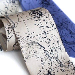Topographische Karte Krawatte. Konturkarte Männer Krawatte. Ozeanographie, Seekarte, Skandinavien, Norwegen, Schweden, Finnland. Bestimmungsort Hochzeit, Männer