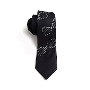 Peut inclure: Cravate en soie noire avec un motif de brin d'ADN blanc.