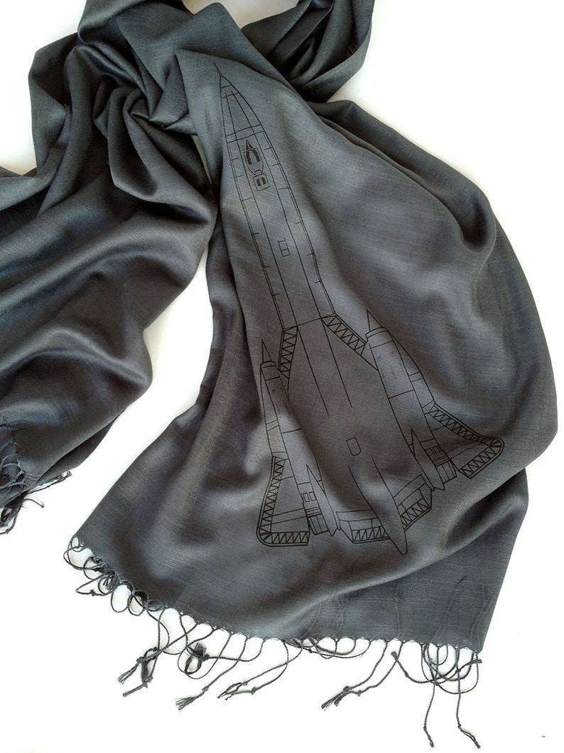 Bufanda SR-71 Blackbird. Regalos para pilotos de aviones Lockheed Blackbird. Pashmina con aspecto de lino. Regalos de la Fuerza Aérea, NASA, regalos militares para hombres o mujeres. imagen 2