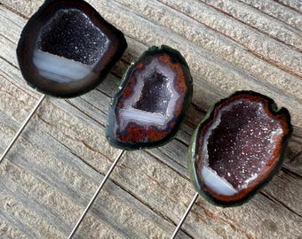 Handgemaakte amethist reversspeld, edelsteen broche met Druzy tabasco geode. Donkerpaarse, zwarte, bordeauxrode alternatieve boutonnières
