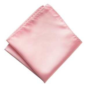 Puede incluir: Un pa&ntilde;uelo de bolsillo de sat&eacute;n rosa p&aacute;lido. El cuadrado est&aacute; doblado y tiene una textura suave y sedosa.