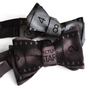 Nœud papillon sur le thème du cinéma. Cadeau idéal pour un acteur, un cinéphile ou un professionnel du cinéma. Pour un producteur, un étudiant en cinéma, un amateur de films ou un réalisateur. Tapis rouge, mariage hollywoodien.