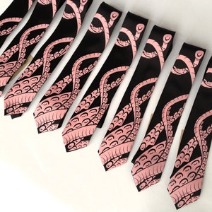 Puede incluir: Un conjunto de ocho corbatas de seda negra con un dise&ntilde;o de pulpo rosa. Los tent&aacute;culos del pulpo est&aacute;n impresos en un color rosa claro y est&aacute;n dispuestos en un patr&oacute;n de remolino.