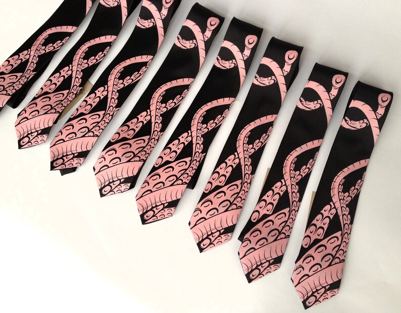 Puede incluir: Un conjunto de ocho corbatas de seda negra con un dise&ntilde;o de pulpo rosa. Los tent&aacute;culos del pulpo est&aacute;n impresos en un color rosa claro y est&aacute;n dispuestos en un patr&oacute;n de remolino.