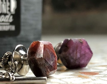 置物 Ruby Hexagon Ruby Tie Tack, Polished Chatoyant Ruby Crystal Tie Pin