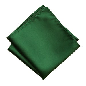 Puede incluir: Un pa&ntilde;uelo de bolsillo de seda verde oscuro, doblado y listo para colocarse en el bolsillo de una chaqueta de traje.