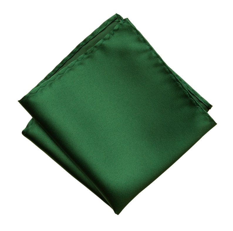 Puede incluir: Un pa&ntilde;uelo de bolsillo de seda verde oscuro, doblado y listo para colocarse en el bolsillo de una chaqueta de traje.