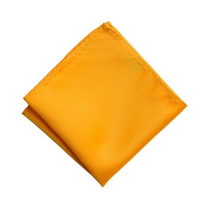 Puede incluir: Un pa&ntilde;uelo de bolsillo amarillo s&oacute;lido. El cuadrado est&aacute; doblado por la mitad y est&aacute; hecho de una tela suave y sedosa.