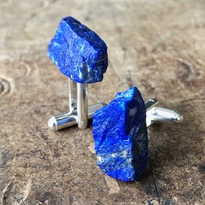 Boutons de manchette en lapis. Pierre brute naturelle, boutons de manchette en pierres précieuses brutes. 9e anniversaire, quelque chose de bleu, boutons de manchette de mariage. Cadeau mari, cadeau pour papa image 9