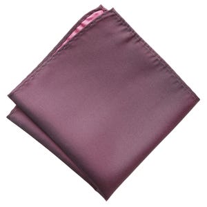 Op de afbeelding: Een gevouwen paarse zijden zakdoek met een roze voering.