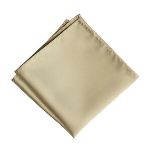 Op de afbeelding: Een gevouwen lichtbeige satijnen zakdoek.