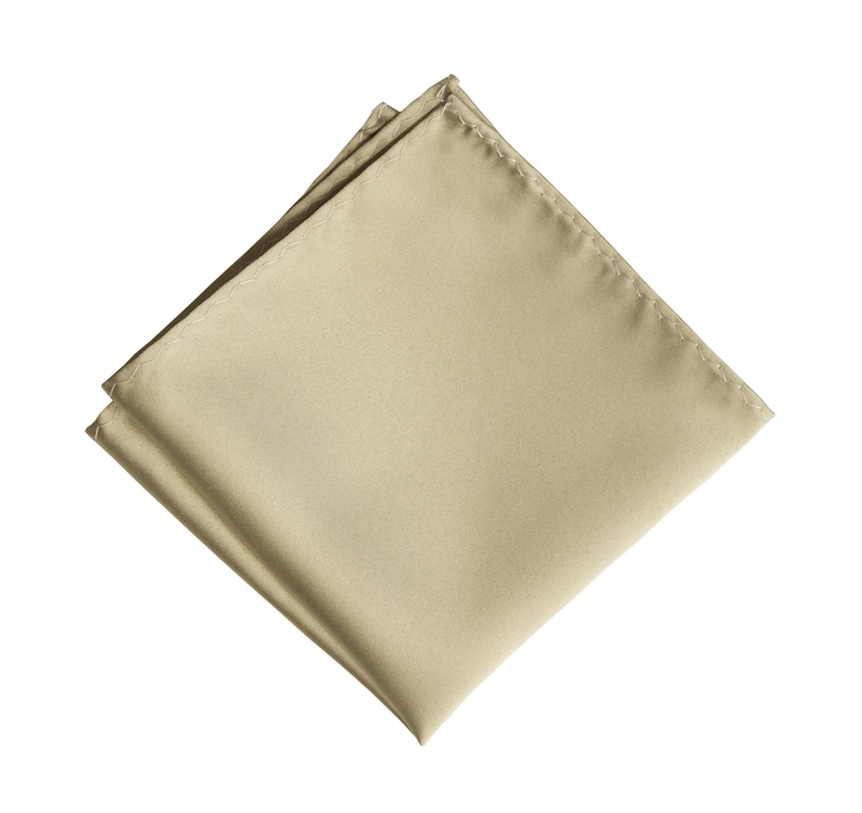 Op de afbeelding: Een gevouwen lichtbeige satijnen zakdoek.