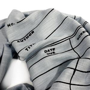 Sciarpa con stampa tessera biblioteca. Sciarpa pashmina Date Due. Tessuto vegano in lino. Regalo per bibliotecari, scrittori, future mamme o futuri papà.