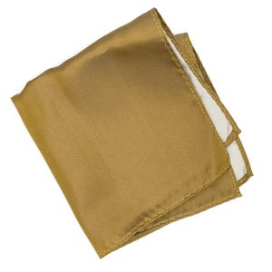 Op de afbeelding: Een gouden zakdoek met een witte gestikte rand. De zakdoek is gevouwen en klaar om in een zak te worden gestoken.