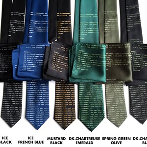 Puede incluir: Un conjunto de diez corbatas de seda con un patr&oacute;n de c&oacute;digo inform&aacute;tico en blanco y negro. Las corbatas son de varios colores, incluyendo negro hielo, azul franc&eacute;s hielo, negro mostaza, verde esmeralda chartreuse oscuro, verde oliva primavera y negro chartreuse oscuro.