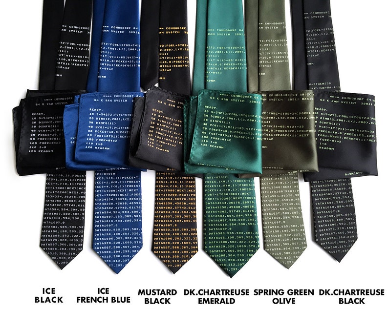 Puede incluir: Un conjunto de diez corbatas de seda con un patr&oacute;n de c&oacute;digo inform&aacute;tico en blanco y negro. Las corbatas son de varios colores, incluyendo negro hielo, azul franc&eacute;s hielo, negro mostaza, verde esmeralda chartreuse oscuro, verde oliva primavera y negro chartreuse oscuro.