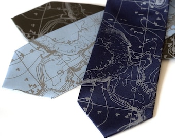 Contour Carte Cravate. Carte topographique de la Scandinavie, carte des fonds marins, cravate pour hommes. Ingénieur, cadeau écologie. Norvège, Suède, Finlande