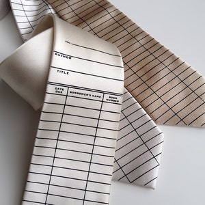 Krawatte mit Bibliotheksdatum. Fälligkeitsdatum Karte Krawatte. Mit Siebdruck bedruckte Männerkrawatte. Literarisch, Lehrer, Bibliothekar, Schriftsteller, Bücherwurm, Lesegeschenk.