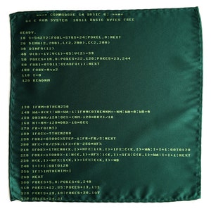 Puede incluir: Una pantalla verde con texto blanco que muestra c&oacute;digo Commodore 64 BASIC U2. El texto dice "64 K RAM SYSTEM 38911 BASIC BYTES FREE" e incluye una serie de l&iacute;neas de c&oacute;digo.