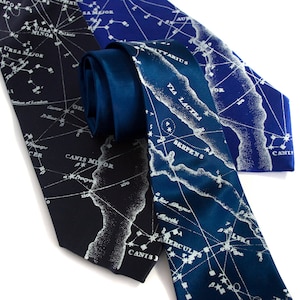 Cravate Constellation, cravate en soie pour homme. Voie lactée, lien avec la carte du ciel. Impression de ciel nocturne, thème de mariage céleste, mariage de planétarium, espace