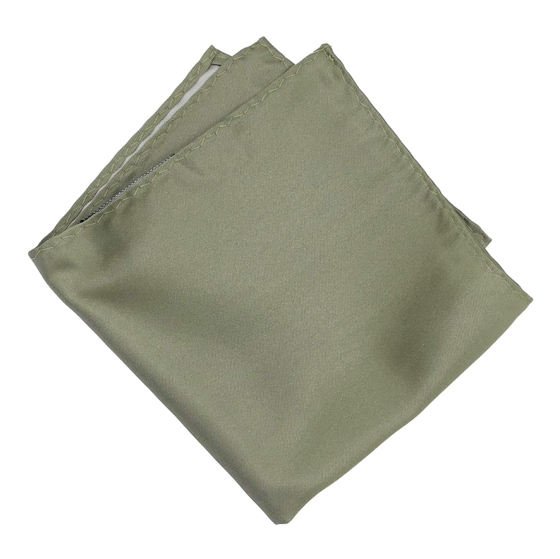 Op de afbeelding: Een effen groene zijden zakdoek. De vierkant is dubbelgevouwen en heeft een subtiele glans.