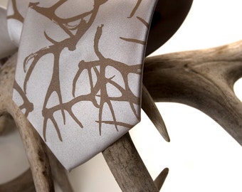 Corbata de despedida de soltero para hombre. Corbata de microfibra con estampado de astas de ciervo serigrafiado. Estampado en color canela. Talla estándar o estrecha.