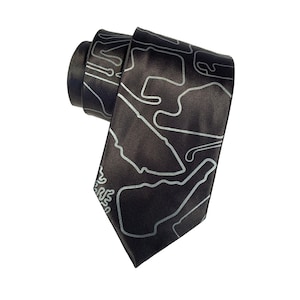 Racetrack-stropdas. Zijden stropdas met camouflageprint, racecircuits van de wereld. Herenstropdas voor autoliefhebbers. Kleur en breedte naar keuze.