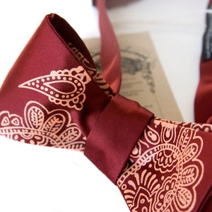 Paisley bow tie. Mehndi henna art, India. Mens self tie bow tie. Traditional Indian wedding, Hindu wedding. Henna party, henna tattoo